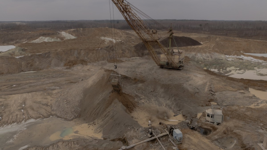 ইউক্রেনের ঝিতোমির অঞ্চলে টাইটানিয়ামের খনিতে খনন চলছে। ছবি: এএফপি 