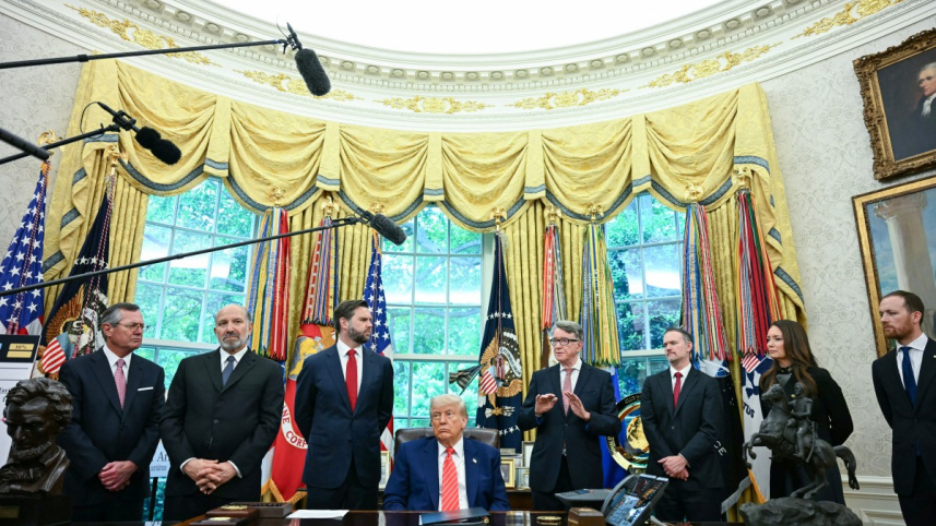 হোয়াইট হাউসে যুক্তরাষ্ট্রে নিযুক্ত ব্রিটিশ রাষ্ট্রদূত পিটার ম্যান্ডেলসনকে পাশে নিয়ে এই চুক্তির ঘোষণা দেন ট্রাম্প। ছবি: এএফপি