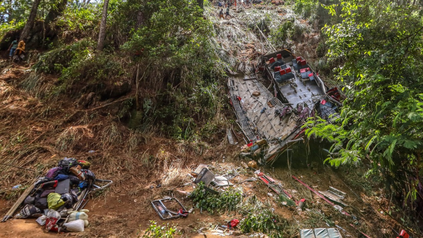 শ্রীলঙ্কায় তীর্থযাত্রীবাহী বাস খাদে পড়ে ২১ জন নিহত হয়েছেন। ছবি: এএফপি