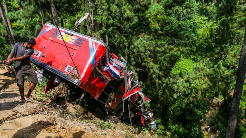 শ্রীলঙ্কায় তীর্থযাত্রীবাহী বাস খাদে পড়ে ২১ জন নিহত হয়েছেন। ছবি: এএফপি