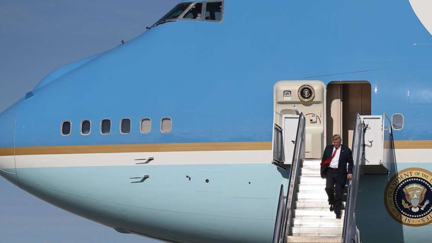 এয়ারফোর্স ওয়ান থেকে নেমে আসছেন ট্রাম্প। ফাইল ছবি: এএফপি