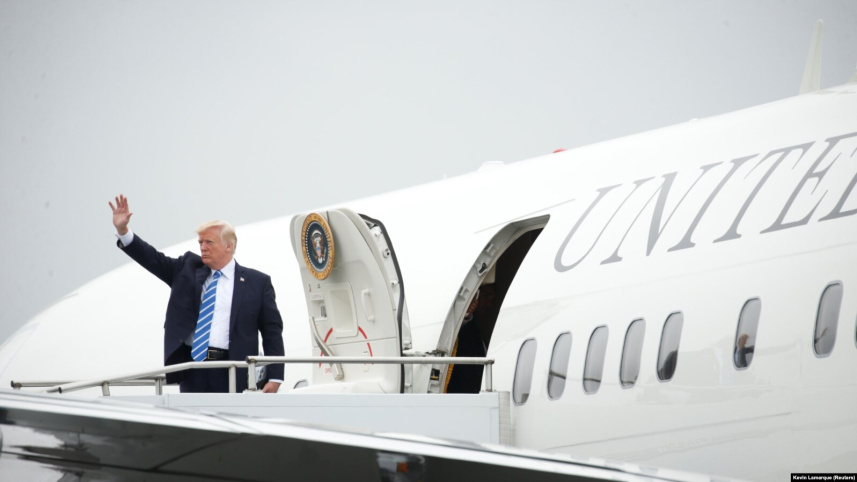 এয়ারফোর্স ওয়ান থেকে নেমে আসছেন ট্রাম্প। ফাইল ছবি: রয়টার্স