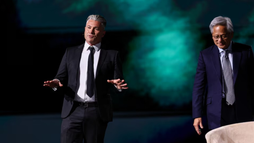 রিয়াদে সৌদি-মার্কিন বিনিয়োগ ফোরামে হুমাইনের সিইও তারেক আমিন ও এনভিডিয়ার সিইও জেনসেন হুয়াং। ছবি: রয়টার্স 