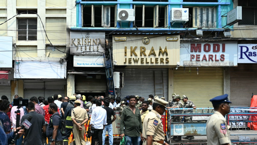 ছবির নীল রঙের ভবনটিতে অগ্নিকাণ্ড ঘটেছে। ছবি: এএফপি