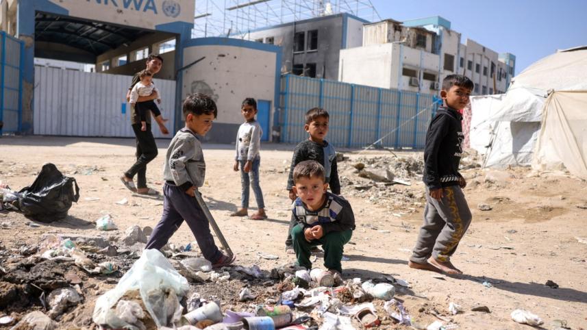 গাজা সিটিতে জাতিসংঘের সংস্থার ভবনের সামনে ফিলিস্তিনি শিশু। ছবি: এএফপি