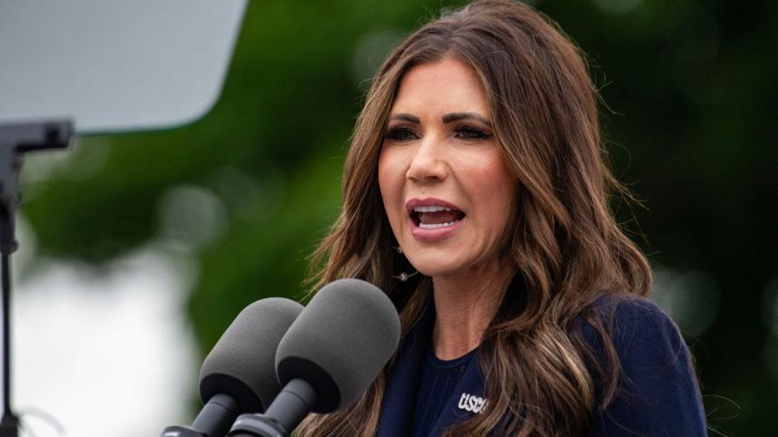 মার্কিন হোমল্যান্ড সিকিউরিটি দপ্তরের সচিব ক্রিস্টি নোয়েম। ফাইল ছবি: এএফপি