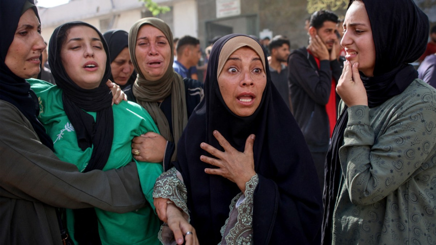 আত্মীয় পরিজন হারিয়ে আহাজারি করছেন ফিলিস্তিনি নারীরা। ছবি: এএফপি