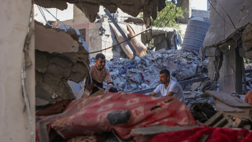 জাবালিয়ায় ধংসযজ্ঞ পর্যবেক্ষণ করছে ফিলিস্তিনিরা। ছবি: এএফপি