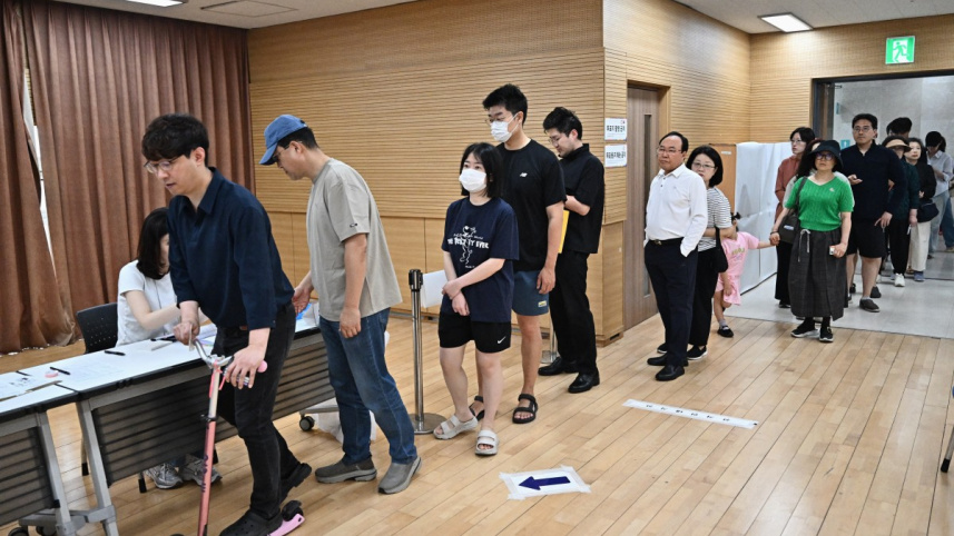 দক্ষিণ কোরিয়ার নির্বাচনে ভোট দিচ্ছেন ভোটাররা। ছবি: এএফপি