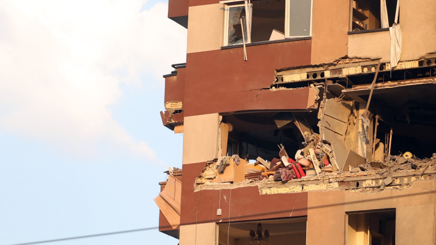 ইসরায়েলি হামলায় তেহরানের এই আবাসিক ভবনটি ক্ষতিগ্রস্ত হয়। ছবি: এএফপি