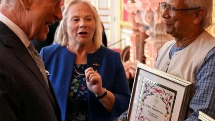 বৃহস্পতিবার হারমোনি অ্যাওয়ার্ড গ্রহণের পর প্রধান উপদেষ্টা ড. মুহাম্মদ ইউনূসের সঙ্গে একান্ত আলাপে রাজা চালর্স। ছবি : সিএ ফেসবুক