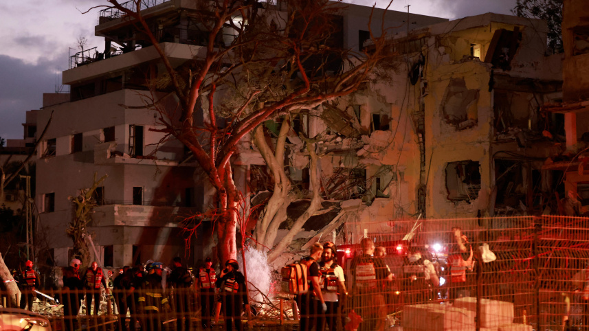 ইরানের ক্ষেপণাস্ত্র হামলায় বিধ্বস্ত তেল আবিবের একটি ভবন। ছবি: এএফপি