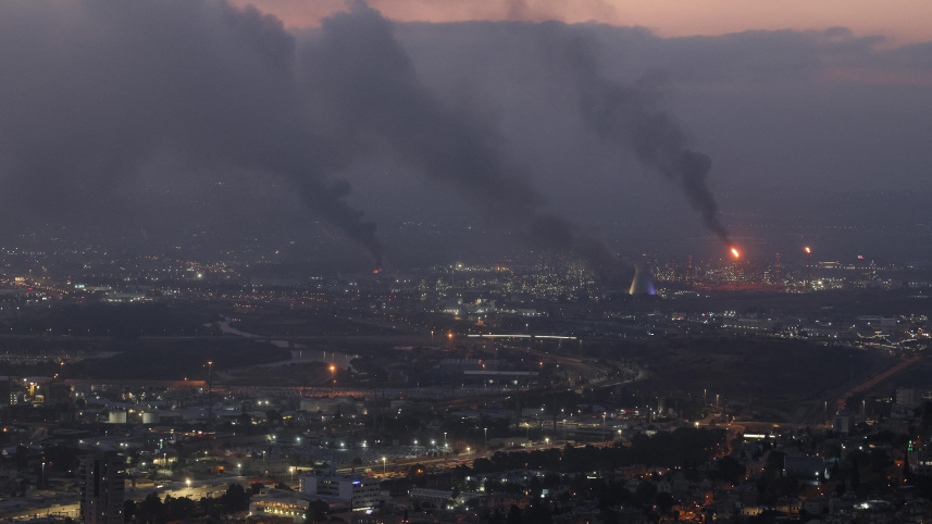 ইসরায়েলের হাইফা শহরে ইরানের হামলা। ছবি: এএফপি