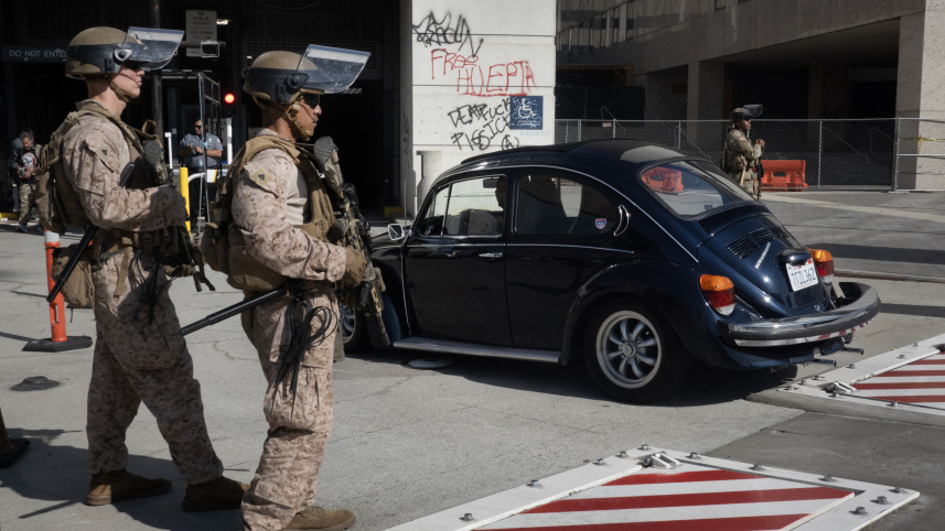 লস অ্যাঞ্জেলেসে কর্তব্য পালন করছে ন্যাশনাল গার্ড ও ইউএস মেরিন সদস্যরা। ছবি: এএফপি (১৭ জুন, ২০২৫) 