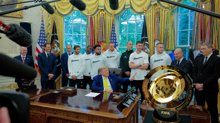 ওভাল অফিসে ইতালির ফুটবল দল জুভেন্টাসের সঙ্গে ট্রাম্প। ছবি: এএফপি 