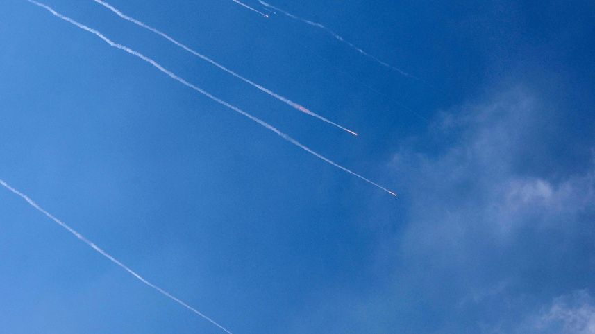 ইসরায়েলি উপকূলীয় শহর নেতানিয়ায় ইরানের ক্ষেপণাস্ত্র হামলা। ছবি: এএফপি