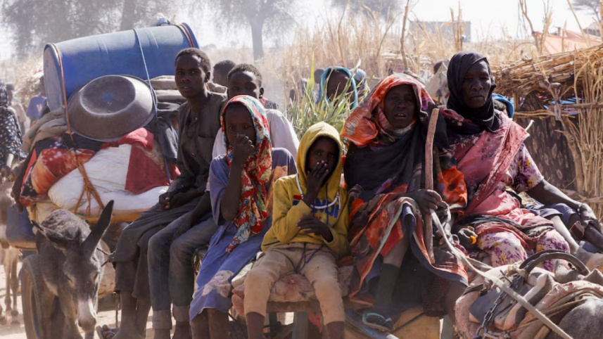 আধা সামরিক বাহিনী আরএসএফের হামলার পর সুদানের উত্তর দারফুরের শহর তাউলিয়া থেকে বাস্তুচ্যুত সুদানীরা পালিয়ে যাচ্ছেন। ফাইল ছবি: রয়টার্স 