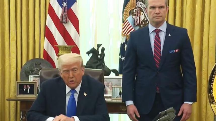 মার্কিন প্রতিরক্ষামন্ত্রী পিট হেগসেথ ও প্রেসিডেন্ট ট্রাম্প। ফাইল ছবি: এএফপি