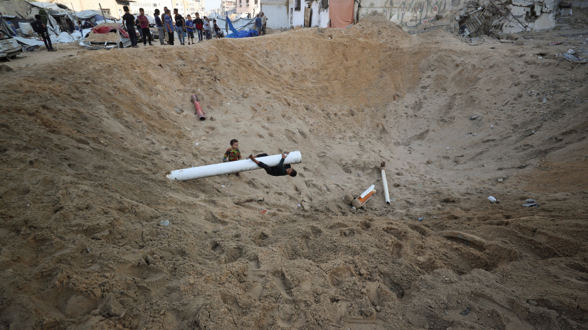গাজা সিটিতে ইসরায়েলি হামলায় গর্ত সৃষ্টি হয়। ছবি: এএফপি