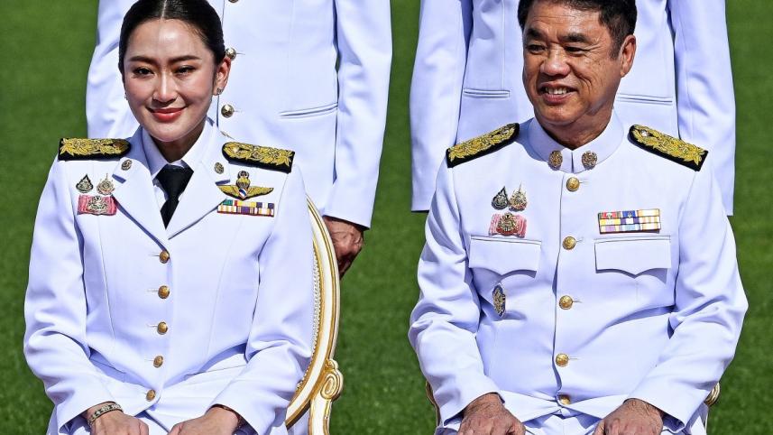 সাবেক প্রধানমন্ত্রী পেতংতার্ন সিনাওয়াত্রার সঙ্গে উপপ্রধানমন্ত্রী সুরিয়া। ফাইল ছবি: এএফপি