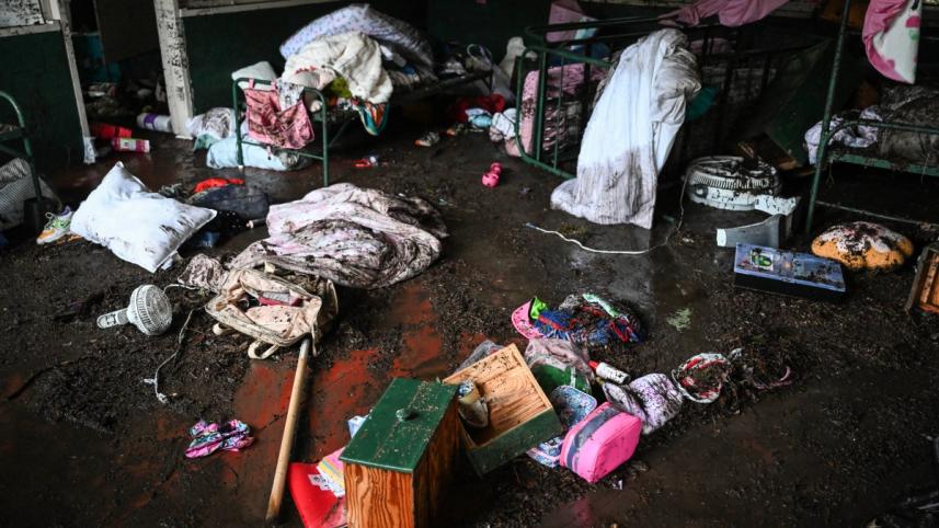 ক্যাম্প মিস্টিকের ভেতর শিশুদের খেলনা ও অন্যান্য ব্যবহারের জিনিস পাওয়া যায়। ছবি: এএফপি