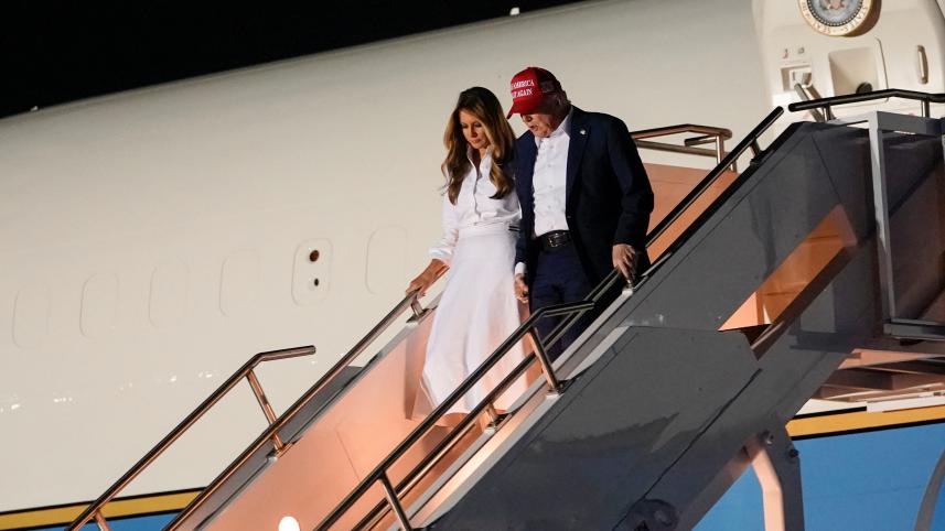 এয়ারফোর্স ওয়ান থেকে নেমে আসছেন ট্রাম্প-মেলানিয়া। ফাইল ছবি: রয়টার্স
