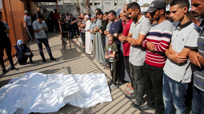 গাজার খান ইউনিসে স্ত্রী আসিয়া, সন্তান ইয়াহিয়া, মুসা ও ইব্রাহিমের জানাজা পড়ছেন মাগদি জাদাল্লাহ ও পাড়া প্রতিবেশীরা। তারা সবাই একই বাড়িতে রাতভর ইসরায়েলি হামলায় নিহত হন। ছবি: রয়টার্স (১০ জুলাই, ২০২৫)