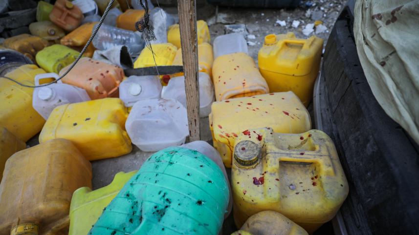 নুসেইরাত শিবিরের পানি বিতরণকেন্দ্রে ক্ষেপণাস্ত্র হামলার পর রক্তমাখা পানির কনটেইনার। ছবি: রয়টার্স