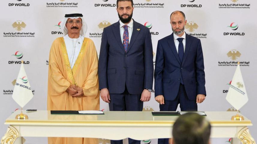 সম্প্রতি আমিরাতের সঙ্গে সমুদ্র বন্দর নিয়ে একটি বিশেষ চুক্তিতে সই করেন সিরিয়ার প্রেসিডেন্ট আহমেদ আল-শারা (মাঝে)। ছবি: এএফপি
