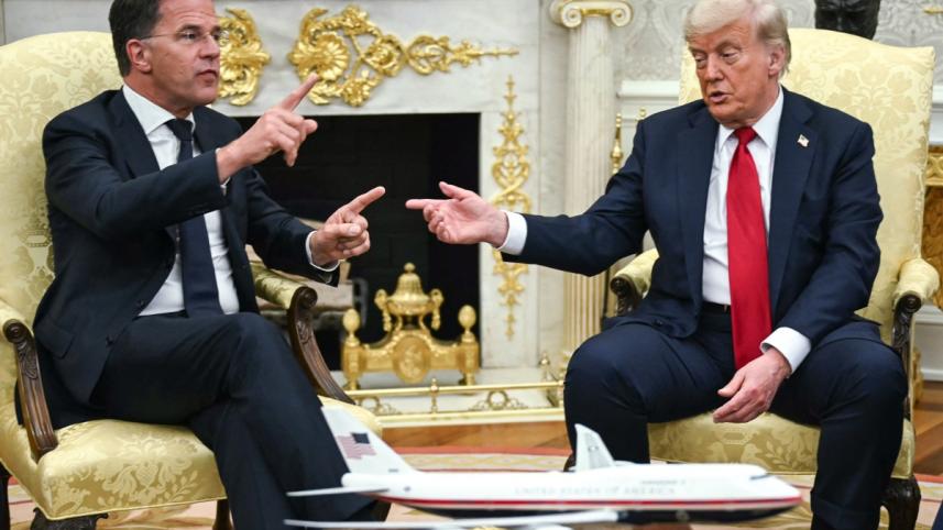 হোয়াইট হাউসে বৈঠক করছেন ন্যাটো মহাসচিব রুত্তে ও ট্রাম্প। ছবি: এএফপি