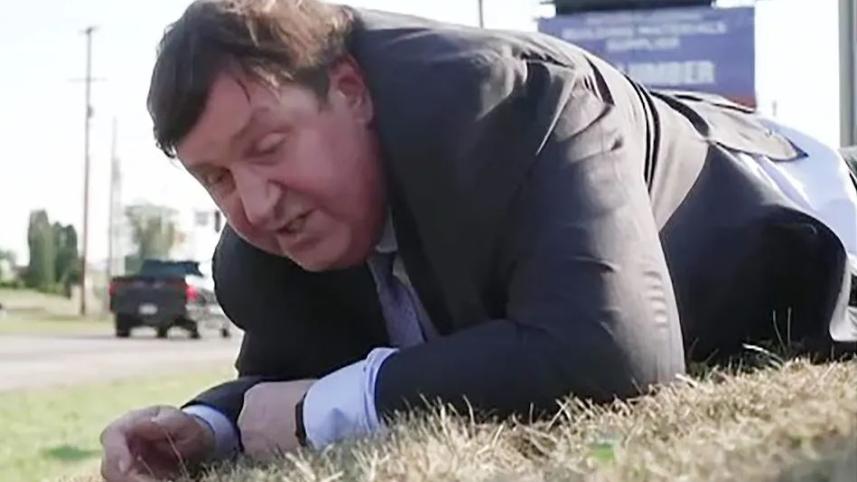 ট্রাম্পের ওপর হামলার সময় নিজেকে সুরক্ষিত রেখে সংবাদ সংগ্রহ চালিয়ে যান বিবিসির সংবাদদাতা গ্যারি। ফাইল ছবি: সংগৃহীত 