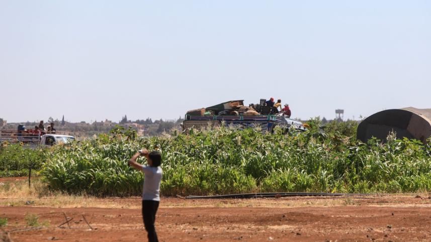 সংঘাতের মুখে বাড়ি ছেড়ে পালিয়ে যাচ্ছেন সিরিয়ার সোয়েইদা প্রদেশের মানুষজন। ছবি: এএফপি