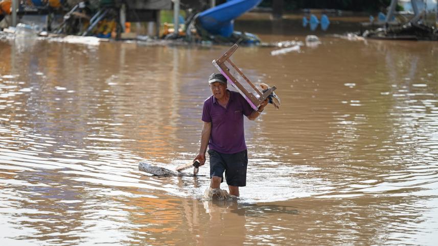 মিইউন শহরতলীতে জনজীবন বিপর্যস্ত হয়ে পড়েছে। ছবি: এএফপি