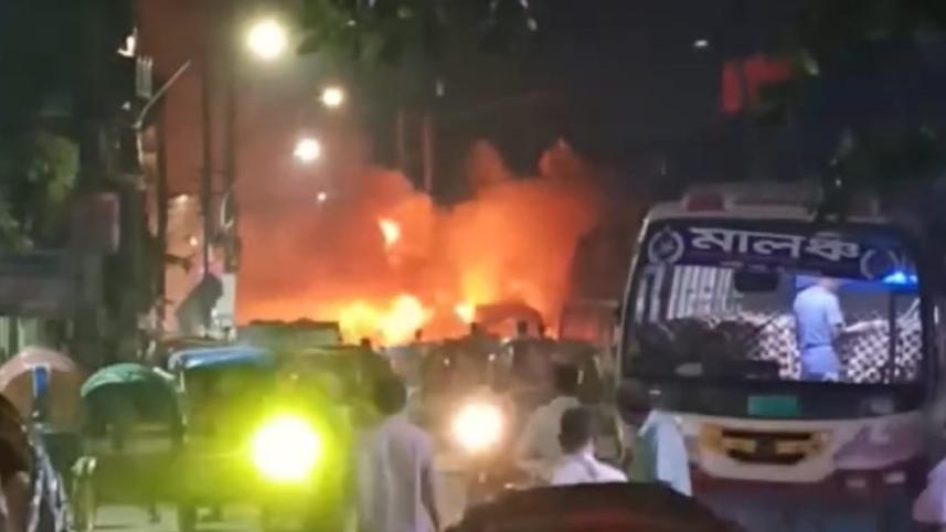 বাসে আগুন.jpeg
