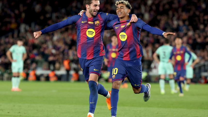 Barcelona's Spanish forward Ferran Torres celebrates with Spain's forward Lamine Yamal (R)