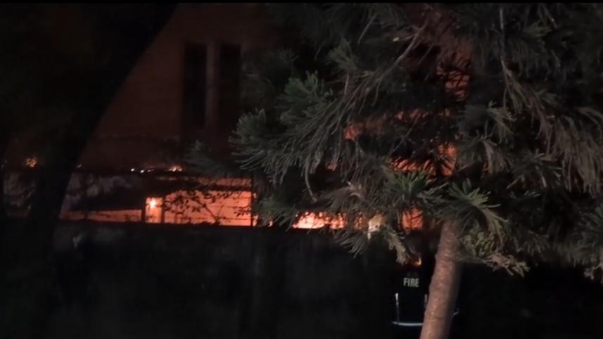 ঢাবির বিজয় একাত্তর হলে আগুন.jpg