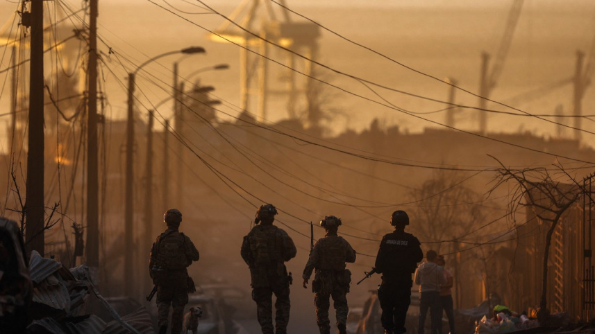 চিলিতে দাবানলে নিয়ন্ত্রণে আনতে কাজ করছেন দমকলকর্মীরা। ছবি: এএফপি