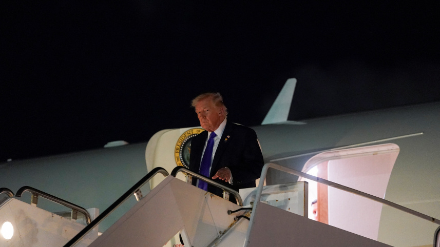 এয়ারফোর্স ওয়ান থেকে নেমে আসছেন ট্রাম্প। ফাইল ছবি: রয়টার্স