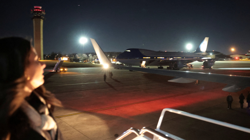 বিকল হয়ে অ্যান্ড্রুজ বিমানঘাঁটিতে ফিরে আসে এয়ারফোর্স ওয়ান। ছবি: রয়টার্স