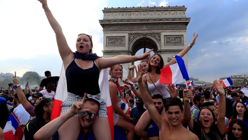2018-07-15T182444Z_639523586_RC1CE4456FD0_RTRMADP_3_SOCCER-WORLDCUP-FINAL-PARIS-FANS.JPG