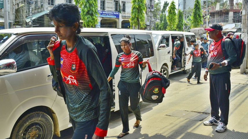 শীতাতপ নিয়ন্ত্রিত মাইক্রোবাস পেলেন বাংলাদেশের নারী ক্রিকেটাররা