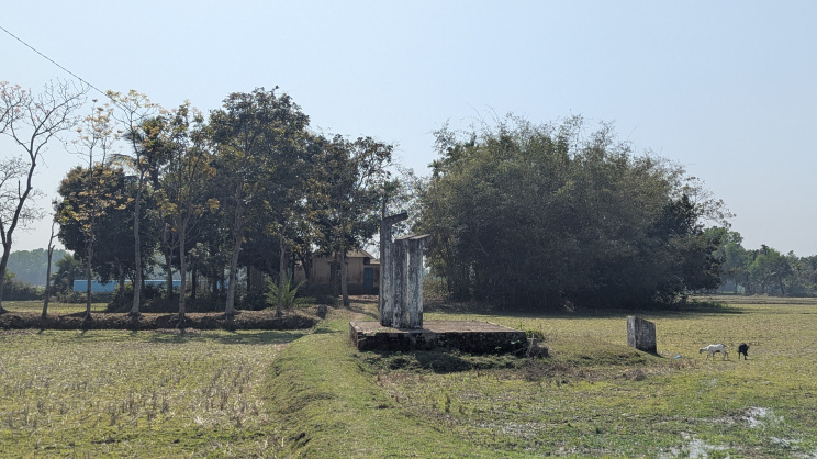 আলপথ ধরে যেতে হয় শহীদ জব্বারের বাড়িতে ও তাঁর নামকরণে তৈরি শহীদ মিনারে।