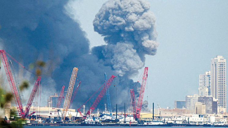 বাহরাইনের মানামায় বিস্ফোরণের পর আকাশে ধোঁয়া উড়তে দেখা যায়। ছবি: এএফপি