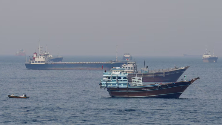 ওমানের মুসান্দাম উপকূলে হরমুজ প্রণালিতে জাহাজ। ২০ এপ্রিল, ২০২৬। ছবি: রয়টার্স