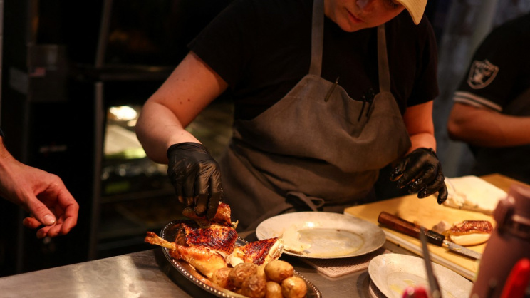 ৪০ ডলারের হাফ চিকেন তৈরি করছেন শেফ। ছবি: এএফপি