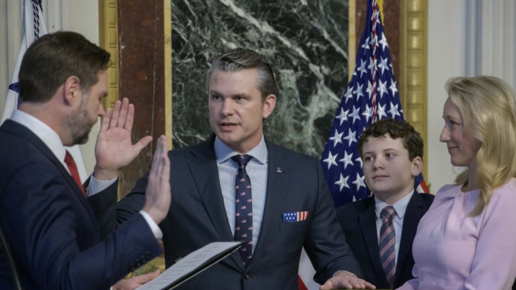 বাইবেলে হাত রেখে শপথ নিচ্ছে যুদ্ধমন্ত্রী পিট হেগসেথ। ফাইল ছবি: সংগৃহীত