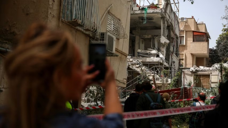 ইরানের ক্ষেপণাস্ত্র হামলায় ক্ষতিগ্রস্ত ইসরায়েলের রামাত গান এলাকা। ছবি: রয়টার্স