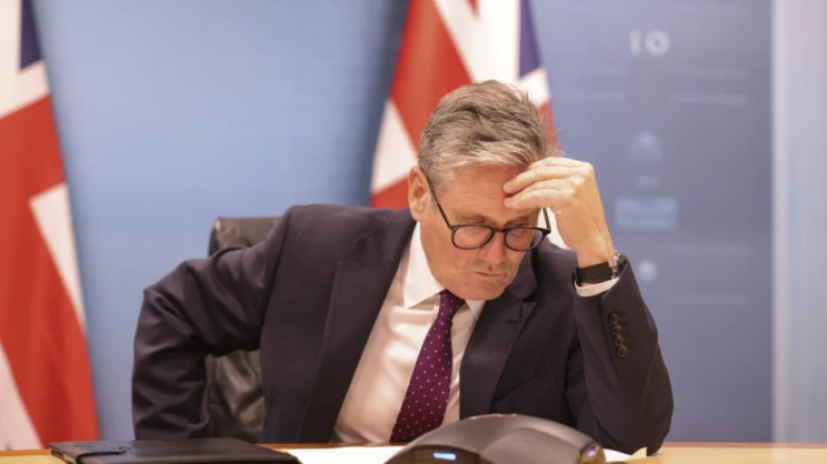 ব্রিটেনের প্রধানমন্ত্রী কিয়ার স্টার্মারের কপালে চিন্তার ভাঁজ। ছবি: প্রধানমন্ত্রীর কার্যালয়