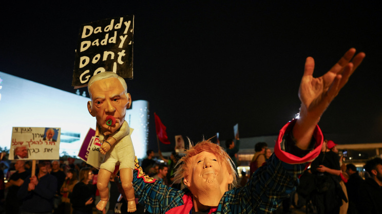 তেল আবিবে নেতানিয়াহু-ট্রাম্পের বিরুদ্ধে বিক্ষোভ। ছবি: রয়টার্স