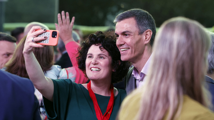ভক্তদের সঙ্গে সেলফি তুলছেন স্পেনের প্রধানমন্ত্রী পেদ্রো সানচেজ। ছবি: এএফপি